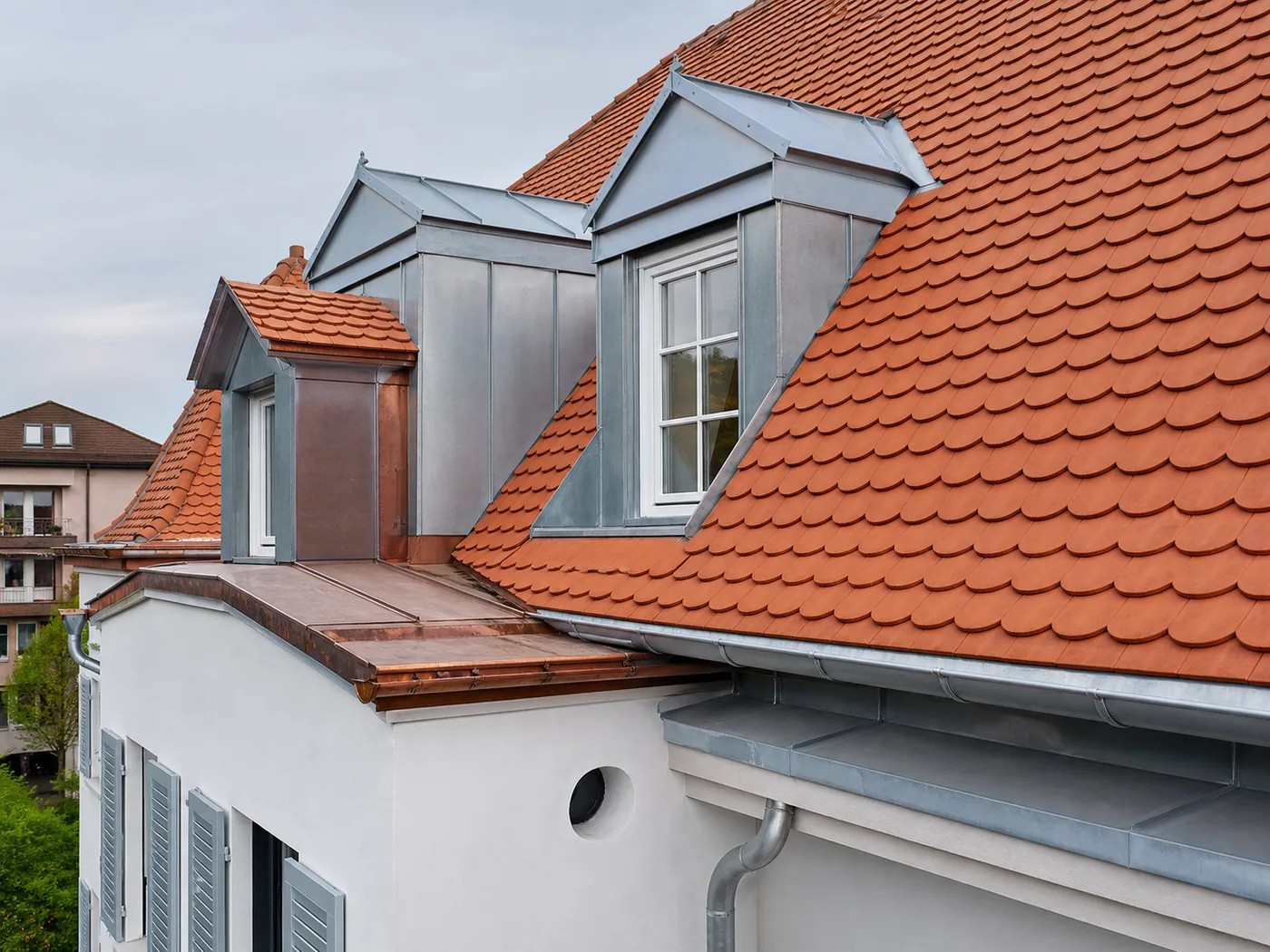 Konzeptmotiv eines renovierten Steildachs mit präzisen Dachdetails